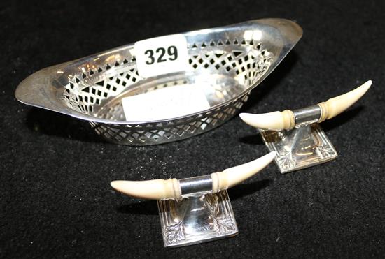 2 Edwardian silver & ivory knife rests & silver basket(-)